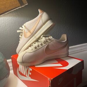 Nike Women's Beige and Peach Sneakers